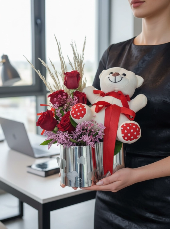 Kutuda Ayıcıklı Kırmızı Gül Aranjmanı