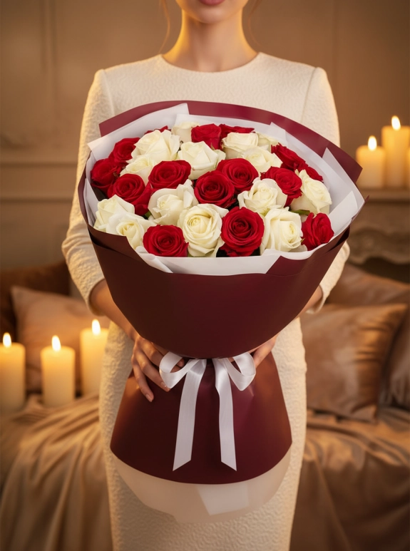 13 Beyaz 12 Kırmızı Gül Buketi